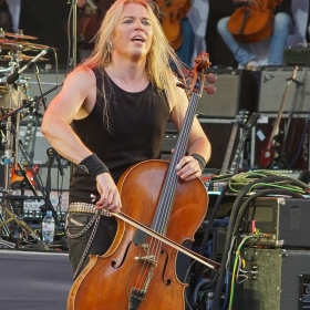 apocalyptica_flash_cello_vdoh2016-10