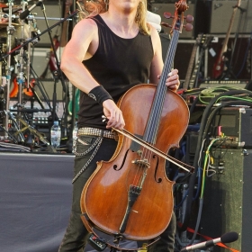 apocalyptica_flash_cello_vdoh2016-5