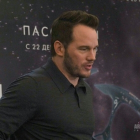 Chris Pratt. Фотоколл фильма "Пассажиры". 4 декабря 2016 года, Москва, ВДНХ, монумент «Покорителям космоса».