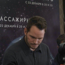 Chris Pratt. Фотоколл фильма "Пассажиры". 4 декабря 2016 года, Москва, ВДНХ, монумент «Покорителям космоса».