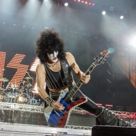 kiss-25