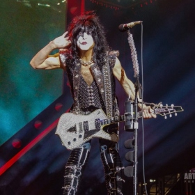 kiss_m-19-54